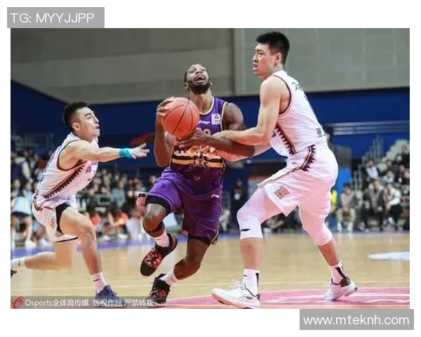 吴少聪在比赛中展现出色防守技巧成功抢断助力球队逆转局势 吴少聪在比赛中展现出色防守技巧成功抢断助力球队逆转局势